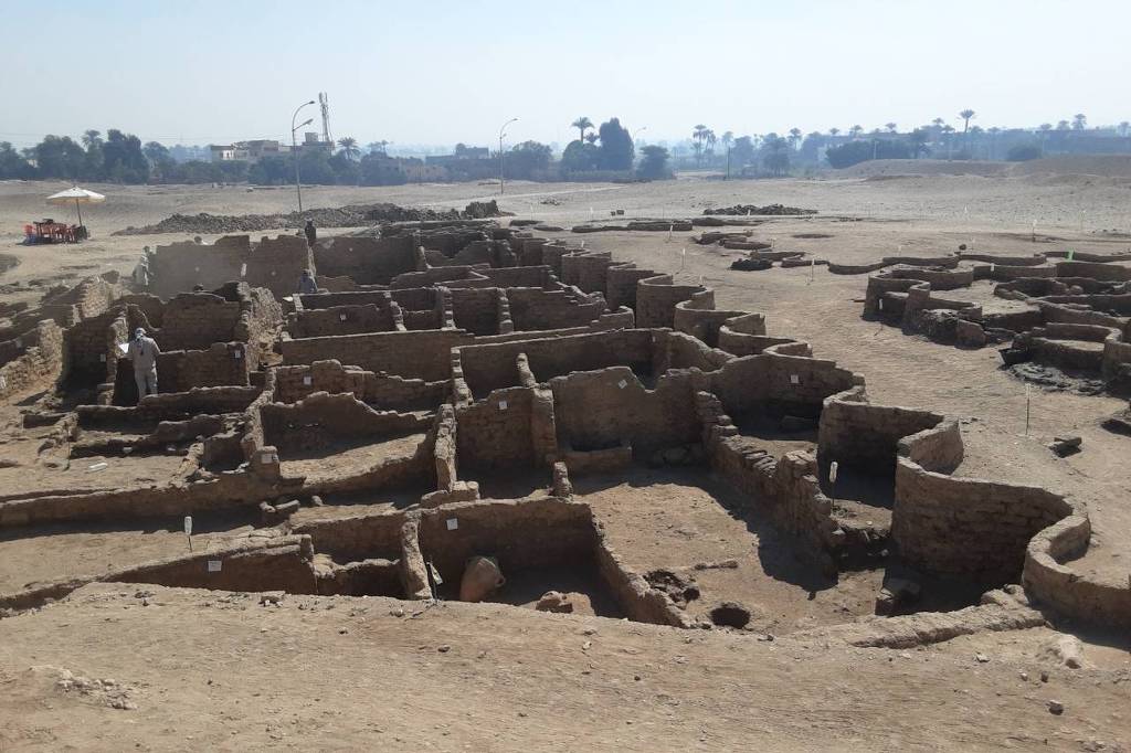 Cidade antiga do Egito é descoberta perto de Luxor