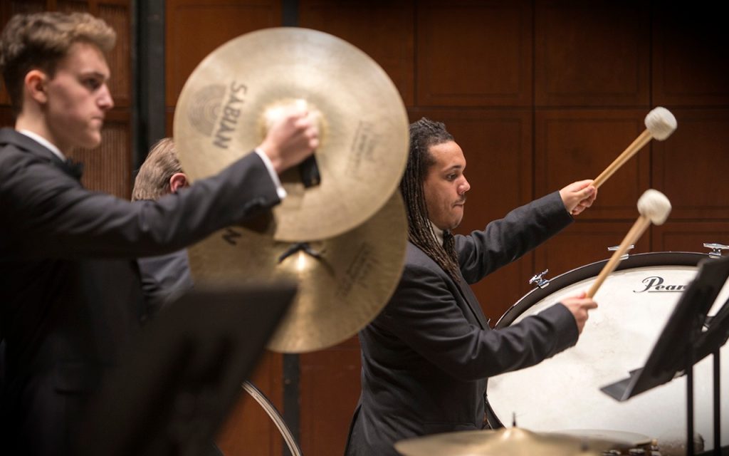 É permitido instrumentos de percussão nos cultos?